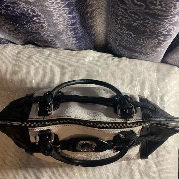 MICHAEL KORS HUDSON LEATHER SATCHEL - Picture 3 of 13